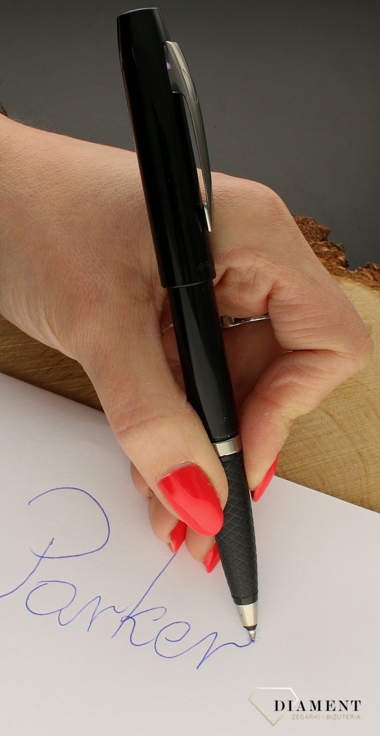 Pióro kulkowe Parker Reflex Czarny CT RB04 PARKER RB04 CZARNY. Seria Parker Reflex jako jedna z nielicznych ostała stworzona z myślą o młodym pokoleniu. Niska waga oraz długa sekcja pokryta gumą zwiększa komfort używania..jpg